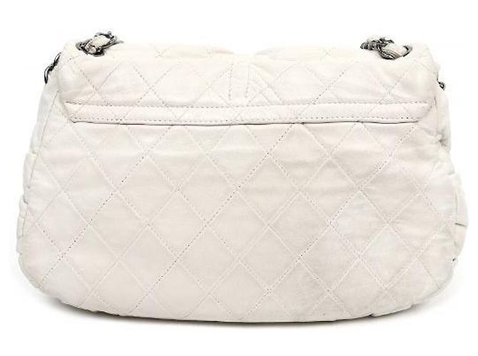 Chanel Borsa a tracolla bianca matelassé con patta e catena Bianco - vista 3