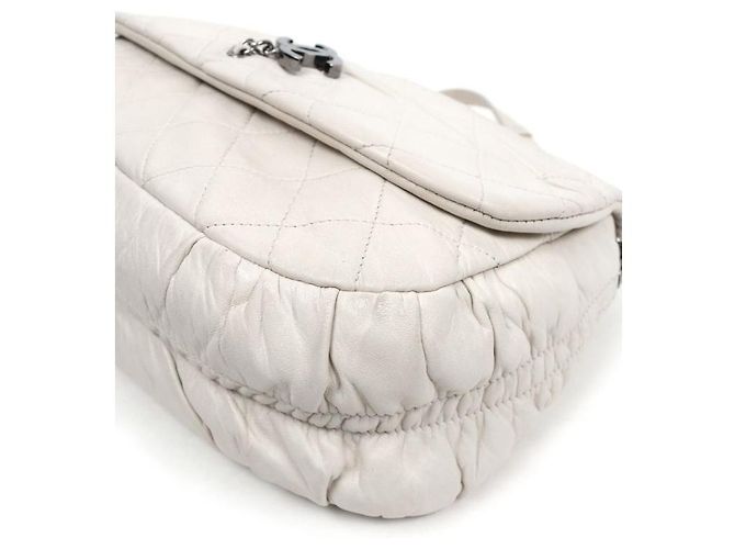 Chanel Borsa a tracolla bianca matelassé con patta e catena Bianco - vista 5