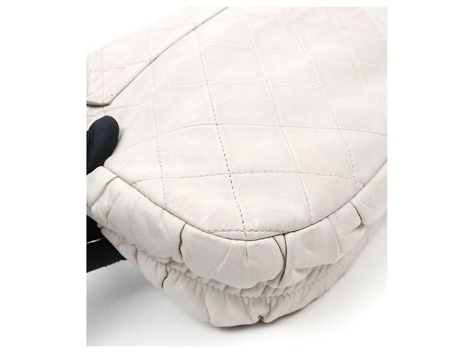 Chanel Borsa a tracolla bianca matelassé con patta e catena Bianco - vista 6