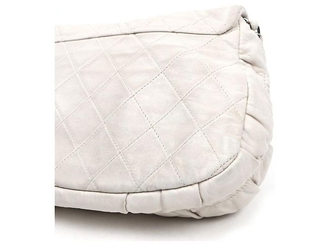 Chanel Borsa a tracolla bianca matelassé con patta e catena Bianco - vista 7