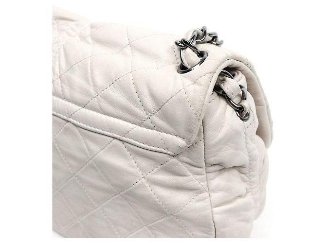 Chanel Borsa a tracolla bianca matelassé con patta e catena Bianco - vista 8