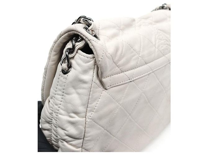 Chanel Borsa a tracolla bianca matelassé con patta e catena Bianco - vista 9