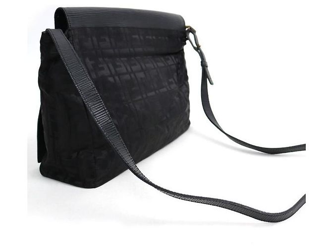 Fendi Borsa a tracolla con patta Juka nera Nero - vista 8