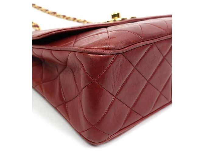 Chanel Bolsa de ombro de pele de cordeiro acolchoada com aba e corrente vermelha Vermelho - vista 5