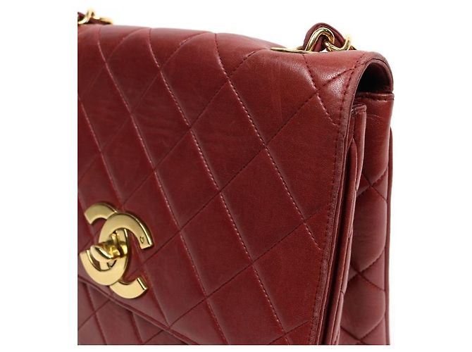 Chanel Bolsa de ombro de pele de cordeiro acolchoada com aba e corrente vermelha Vermelho - vista 9