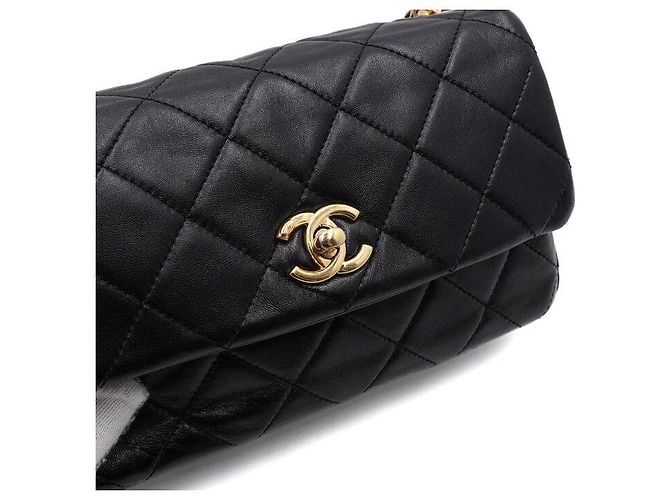 Chanel Schultertasche und Crossbody-Bag aus schwarzem Lammleder mit Perlenkette und goldenem CC-Verschluss - Ansicht 10