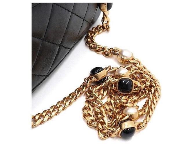 Chanel Schultertasche und Crossbody-Bag aus schwarzem Lammleder mit Perlenkette und goldenem CC-Verschluss - Ansicht 11
