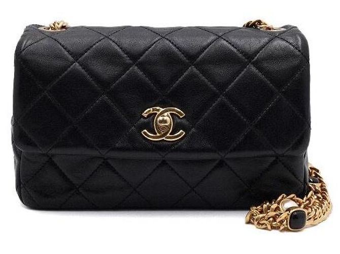 Chanel Schultertasche und Crossbody-Bag aus schwarzem Lammleder mit Perlenkette und goldenem CC-Verschluss - Ansicht 2