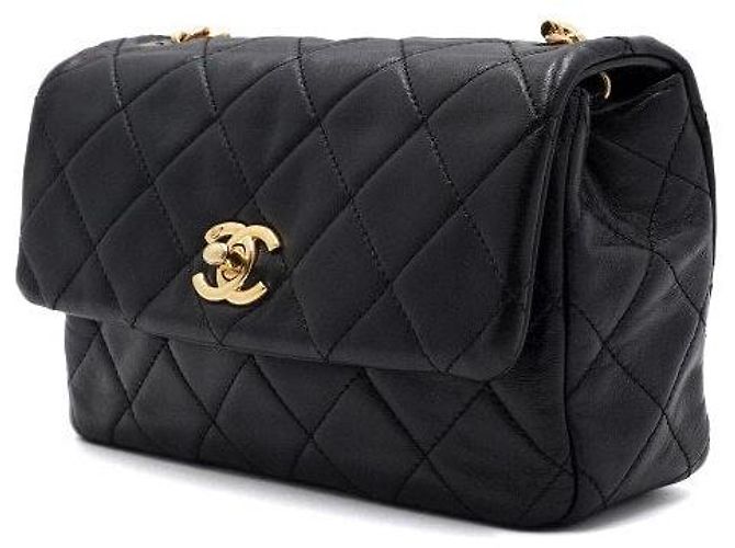 Chanel Schultertasche und Crossbody-Bag aus schwarzem Lammleder mit Perlenkette und goldenem CC-Verschluss - Ansicht 3