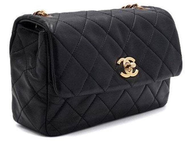 Chanel Schultertasche und Crossbody-Bag aus schwarzem Lammleder mit Perlenkette und goldenem CC-Verschluss - Ansicht 4