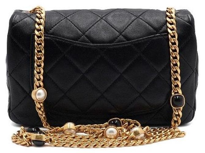 Chanel Schultertasche und Crossbody-Bag aus schwarzem Lammleder mit Perlenkette und goldenem CC-Verschluss - Ansicht 5