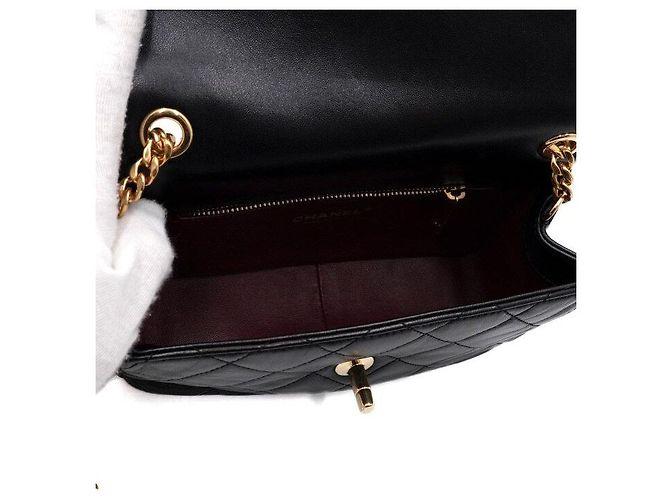 Chanel Schultertasche und Crossbody-Bag aus schwarzem Lammleder mit Perlenkette und goldenem CC-Verschluss - Ansicht 6