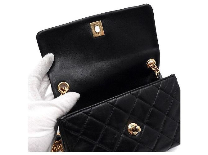 Chanel Schultertasche und Crossbody-Bag aus schwarzem Lammleder mit Perlenkette und goldenem CC-Verschluss - Ansicht 7