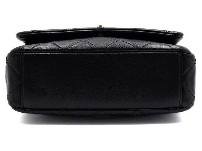 Chanel Schultertasche und Crossbody-Bag aus schwarzem Lammleder mit Perlenkette und goldenem CC-Verschluss - Ansicht 8