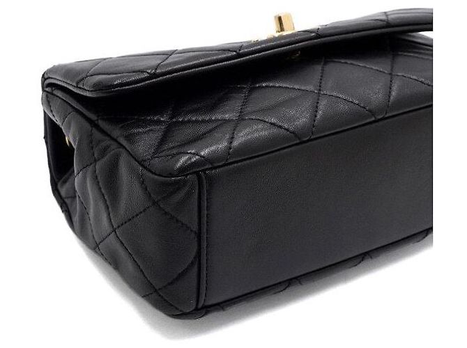 Chanel Schultertasche und Crossbody-Bag aus schwarzem Lammleder mit Perlenkette und goldenem CC-Verschluss - Ansicht 9
