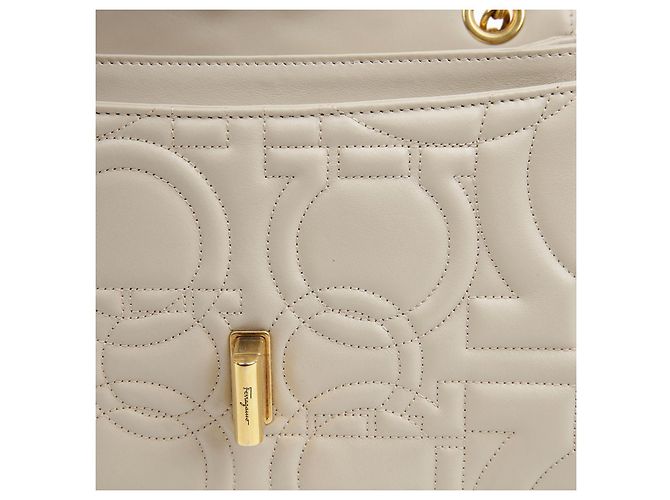 Salvatore Ferragamo Bolso de hombro acolchado con cadena Gancini - vista 15