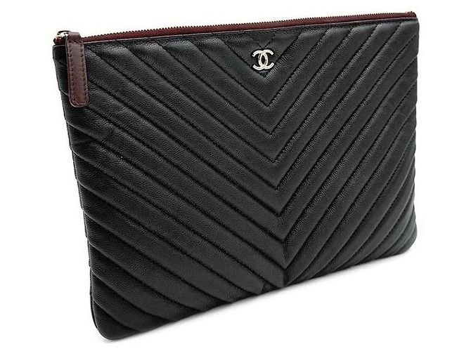 Chanel Clutch Caviar Chevron New Medium Nero - vista 3