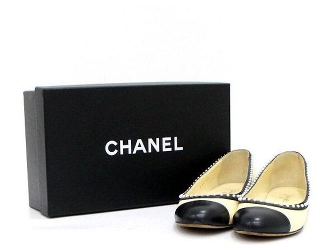 Chanel Scarpe basse da donna bicolore giallo e nero con perle - vista 10