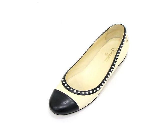 Chanel Scarpe basse da donna bicolore giallo e nero con perle - vista 2
