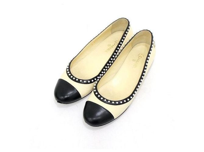 Chanel Scarpe basse da donna bicolore giallo e nero con perle - vista 3
