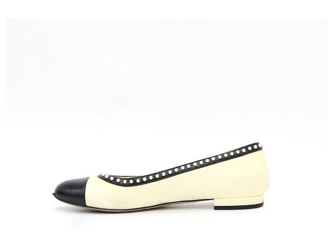 Chanel Scarpe basse da donna bicolore giallo e nero con perle - vista 4