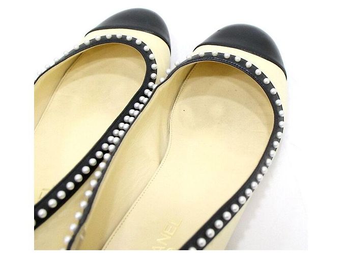 Chanel Scarpe basse da donna bicolore giallo e nero con perle - vista 8