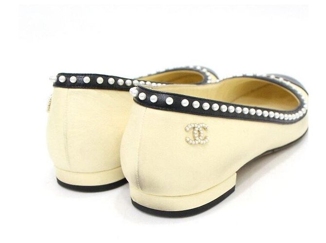 Chanel Scarpe basse da donna bicolore giallo e nero con perle - vista 9