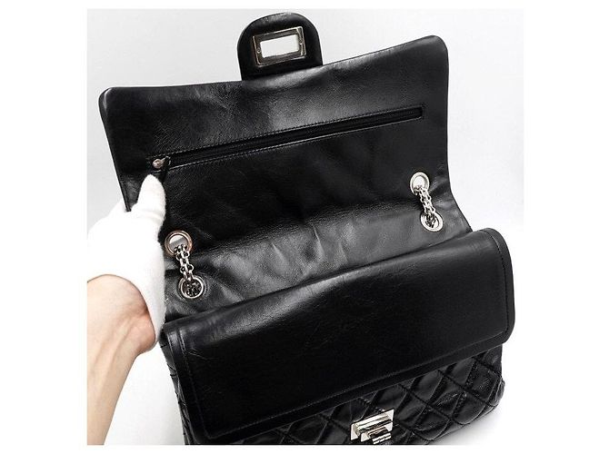 Chanel Große Vintage-Schultertasche in Schwarz mit silberner Kette - Ansicht 7