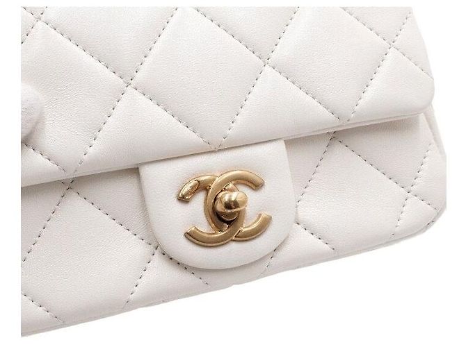 Chanel Mini Bolsa de Ombro com Aba em pele de cordeiro branca com pérolas e ferragens douradas Branco - vista 10
