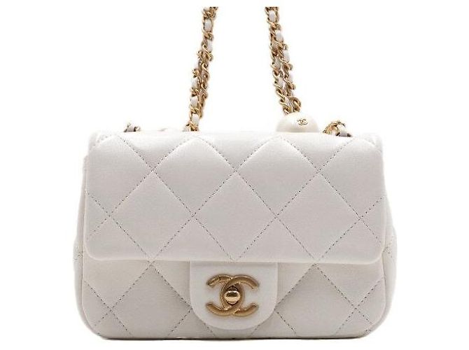 Chanel Mini Bolsa de Ombro com Aba em pele de cordeiro branca com pérolas e ferragens douradas Branco - vista 2