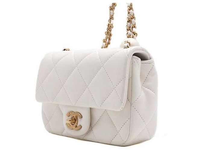Chanel Mini Bolsa de Ombro com Aba em pele de cordeiro branca com pérolas e ferragens douradas Branco - vista 3