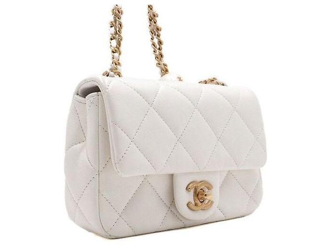 Chanel Mini Bolsa de Ombro com Aba em pele de cordeiro branca com pérolas e ferragens douradas Branco - vista 4