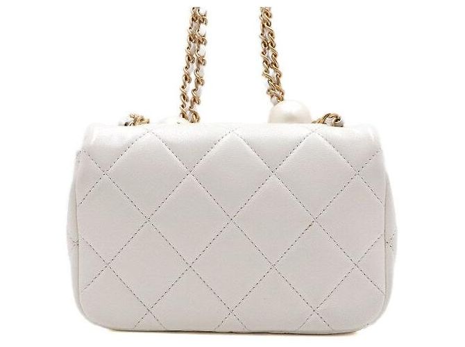 Chanel Mini Bolsa de Ombro com Aba em pele de cordeiro branca com pérolas e ferragens douradas Branco - vista 5