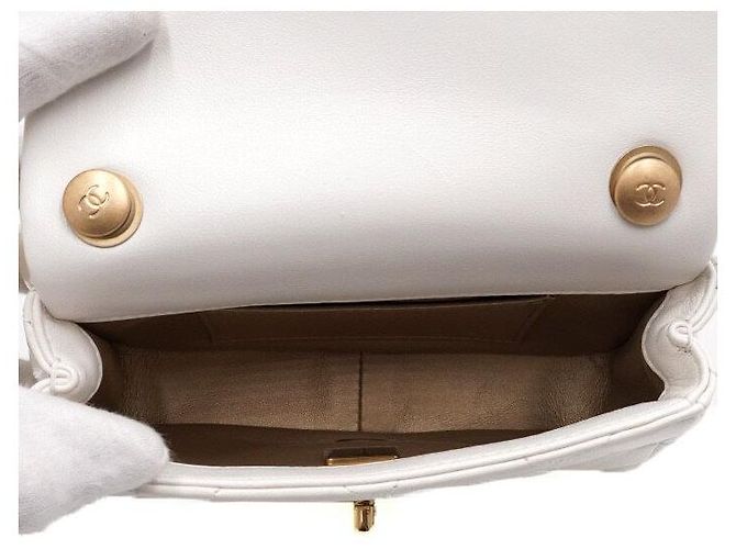 Chanel Mini Bolsa de Ombro com Aba em pele de cordeiro branca com pérolas e ferragens douradas Branco - vista 6