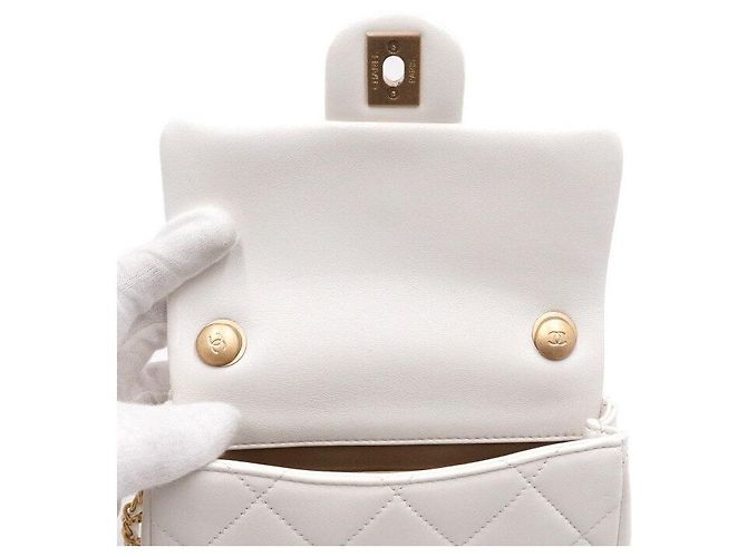 Chanel Mini Bolsa de Ombro com Aba em pele de cordeiro branca com pérolas e ferragens douradas Branco - vista 7
