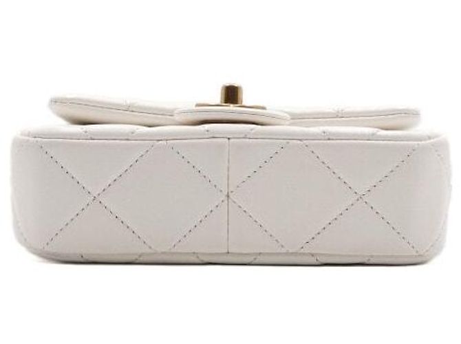 Chanel Mini Bolsa de Ombro com Aba em pele de cordeiro branca com pérolas e ferragens douradas Branco - vista 8