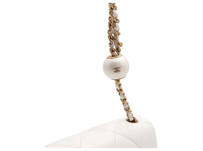 Chanel Mini Bolsa de Ombro com Aba em pele de cordeiro branca com pérolas e ferragens douradas Branco - vista 9
