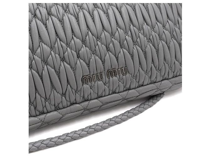 Miu Miu Clutch e borsa a tracolla in Nappa matelassé grigia - vista 10