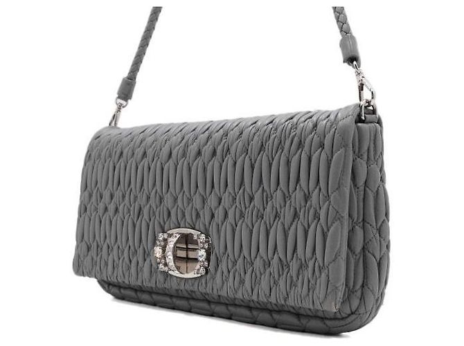 Miu Miu Clutch e borsa a tracolla in Nappa matelassé grigia - vista 2