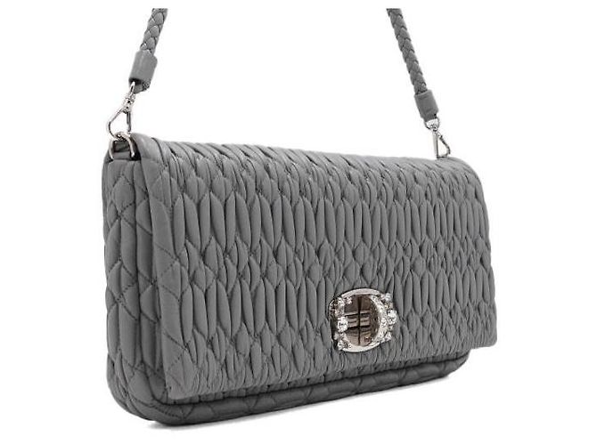 Miu Miu Clutch e borsa a tracolla in Nappa matelassé grigia - vista 3
