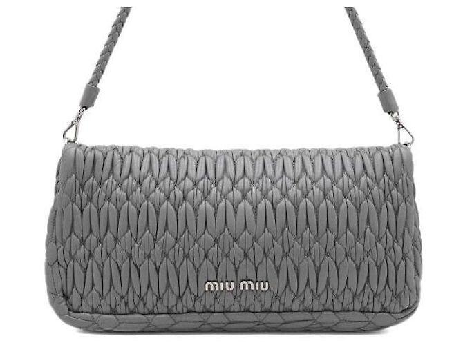 Miu Miu Clutch e borsa a tracolla in Nappa matelassé grigia - vista 4