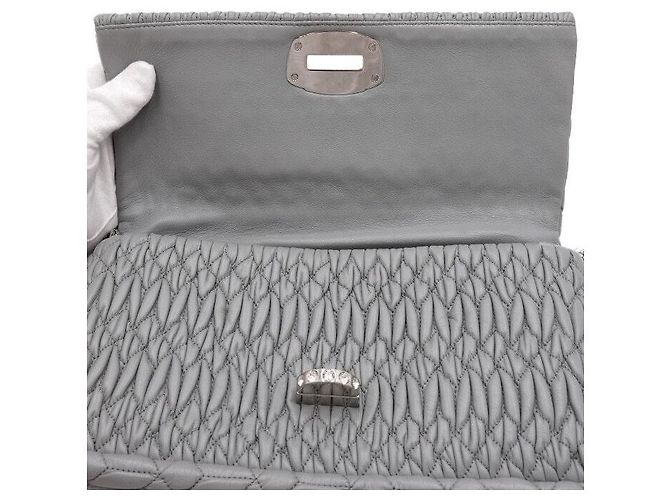 Miu Miu Clutch e borsa a tracolla in Nappa matelassé grigia - vista 6