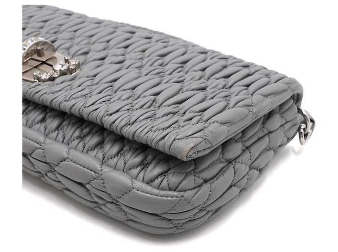 Miu Miu Clutch e borsa a tracolla in Nappa matelassé grigia - vista 8