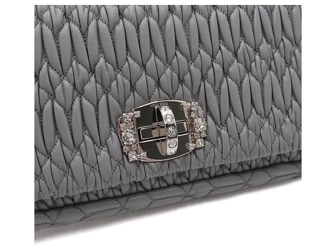 Miu Miu Clutch e borsa a tracolla in Nappa matelassé grigia - vista 9