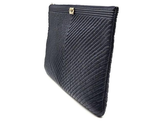 Chanel Clutch Caviar Boy Chevron Large Azul - vista 2
