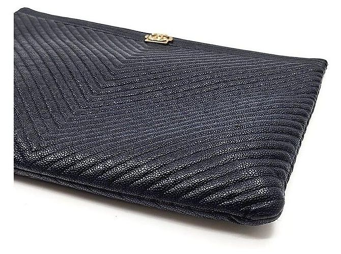 Chanel Clutch Caviar Boy Chevron Large Azul - vista 5