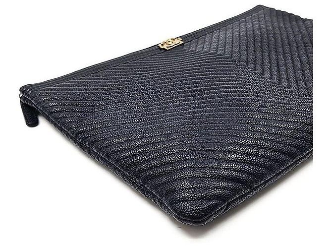 Chanel Clutch Caviar Boy Chevron Large Azul - vista 6