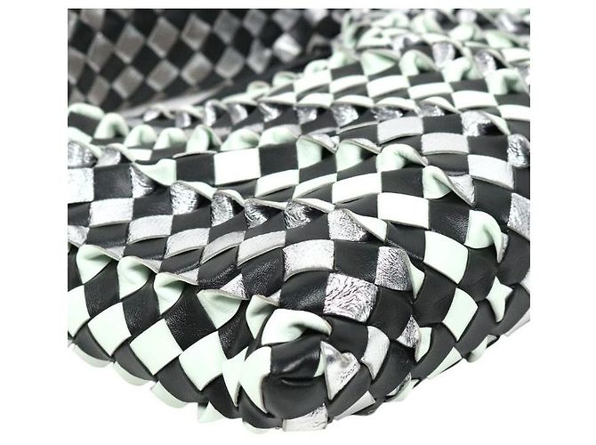 Bottega Veneta Gewebte Tasche in Schwarz-Weiß - Ansicht 9