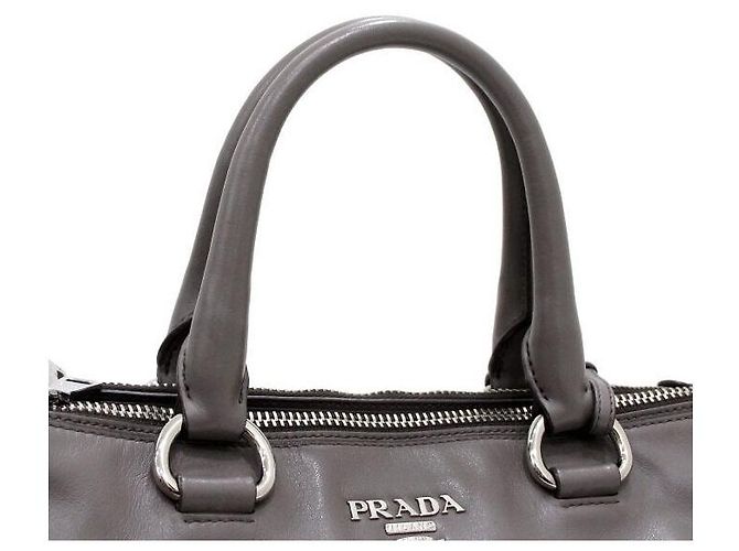 Prada Borsa Tote e Borsa a Tracolla con Doppia Zip in Vitello Morbido Grigio - vista 10