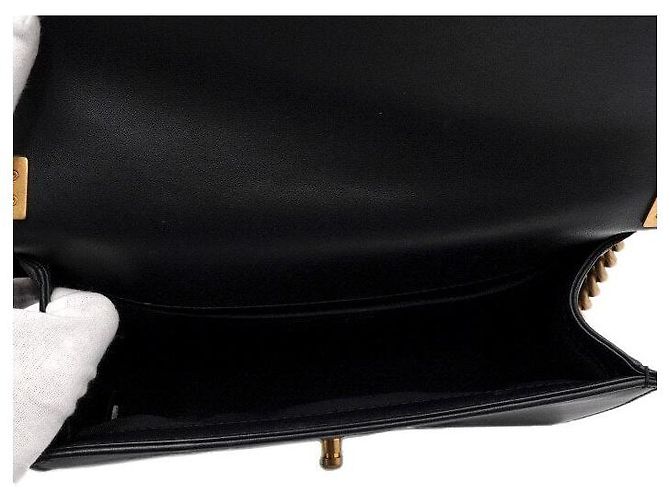 Chanel Borsa a tracolla Boy Medium in pelle di vitello nera con catena dorata Nero - vista 6